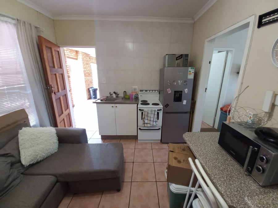 To Let 1 Bedroom Property for Rent in Kannoniers Park North West